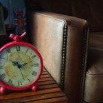 Table Clock Konigswerk Table Clocks, Retro Tabletop 8 Inches Metal Desk Battery Operated with Bird